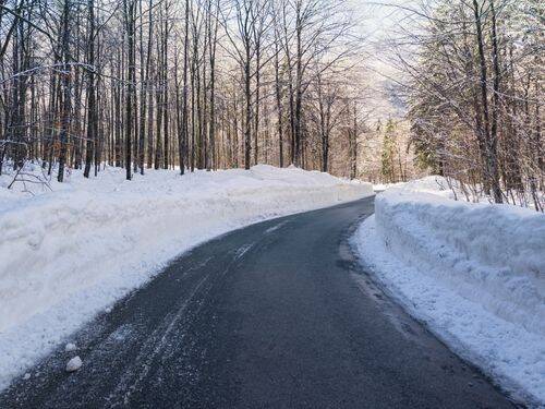 Zachowanie bezpieczeństwa na drogach zimą: Porady dla kierowców i osób dojeżdżających do pracy